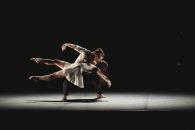 Ballet Preljocaj: Le Baiser  (photo ©Jean-Claude Carbonne) 